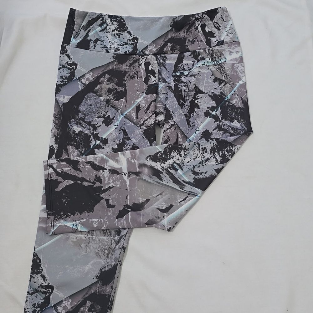 Onzie Hot Yoga Cropped‎ Capri Leggings Glacier Print S